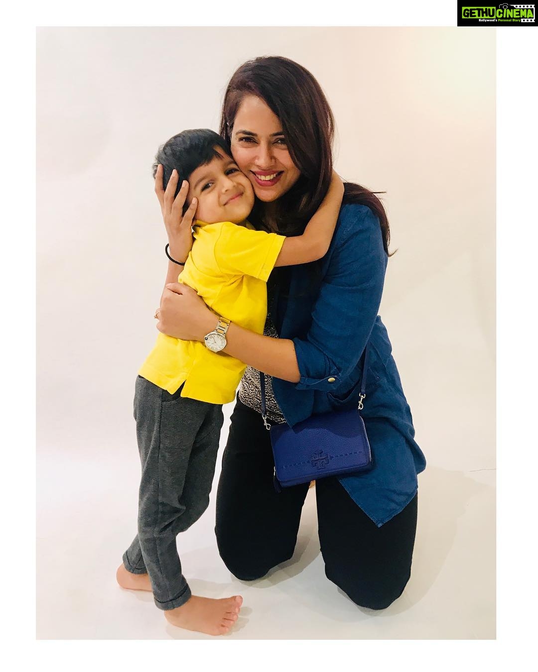 Sameera Reddy Instagram - You are my sunshine 🌟 Class pic at @safarikidmumbai thank you for letting me gatecrash and get a few myself ! Time is really flying by! #blessed ❤️ .. . . #family #myson #momlife #love #blessed #hansvarde