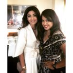 Sameera Reddy Instagram - How hot is this lovely lady ! @theshilpashetty you are one sexy mama! ❤️. 📷 @rajkundra9 . . #momlife #bollywood #mom #shilpashetty #sameerareddy
