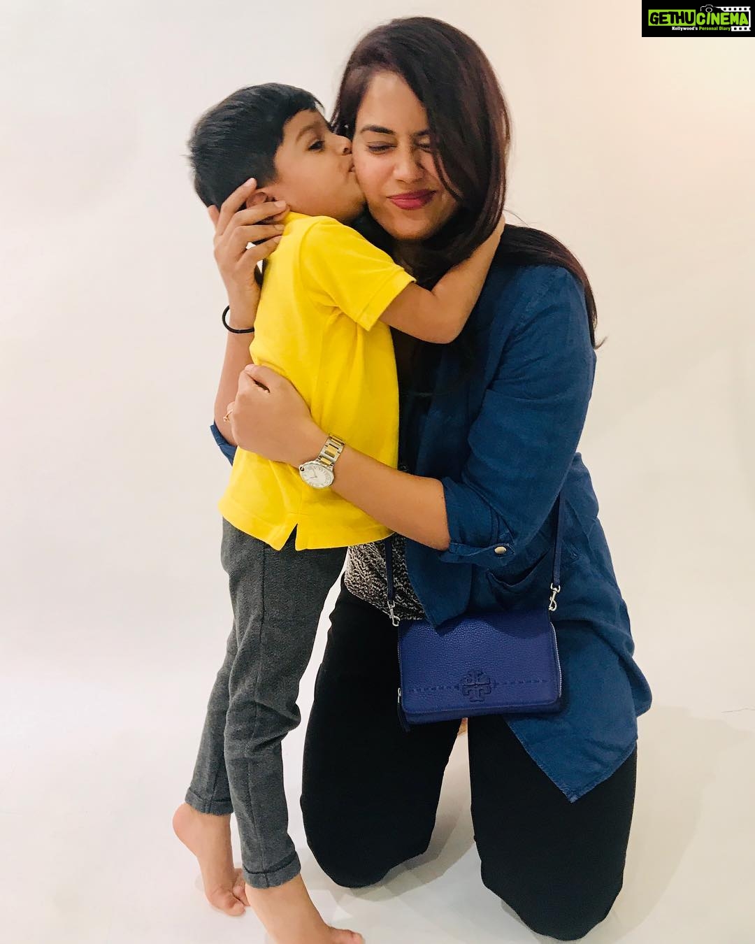 Sameera Reddy Instagram - You are my sunshine 🌟 Class pic at @safarikidmumbai thank you for letting me gatecrash and get a few myself ! Time is really flying by! #blessed ❤️ .. . . #family #myson #momlife #love #blessed #hansvarde