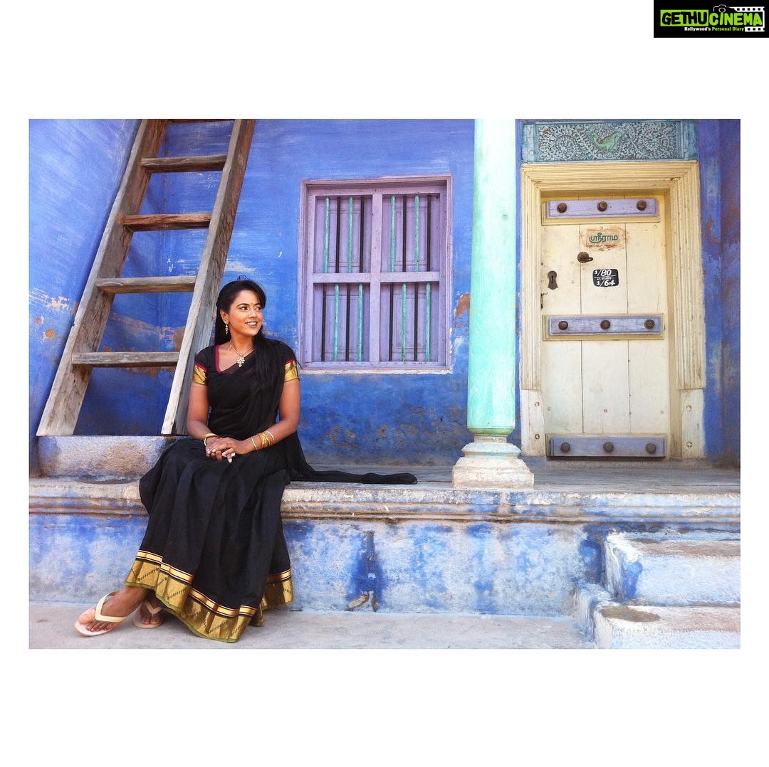 Sameera Reddy Instagram - Sunday vibes #takemeback Sundarapandiapuram is a town in Tirunelveli district,Tamil Nadu. Such pretty houses and elegant architecture. #throwback to #vettai #summer #memories