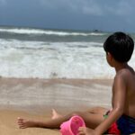 Sameera Reddy Instagram - Is life a beach? 🏖 not at all! We get caught up in the everyday hustle bustle but we find a moment to take a breath with the kids and appreciate the now 🌺 #blessed #family #sea #beach #home #goa 🙏🏼 @mr.vardenchi #naughtynyra #happyhans #messymama
