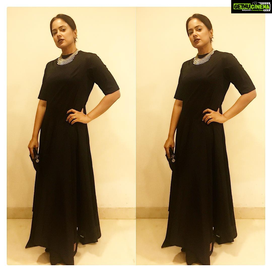 Sameera Reddy Instagram - I love goth!!! And this necklace is so thrifty and one of my fav ones. @gqindia lovely evening at harbour bar @tajmahalmumbai ❤️ @athiyashetty met your lovely mom and dad at the relaunch of R house. Missed meeting you . You are absolutely stunning . #aboutlastnight #suneilshetty #manashetty Hair by @zidosalon Outfit : @nishkalullalabel . . . #fashion #sunday #minimalist #goth #darklips #rhouse #satudaynight #aboutlastnight #gq #chanel #clutch #bollywood #style #mom #momlife #sameerareddy #mumbai