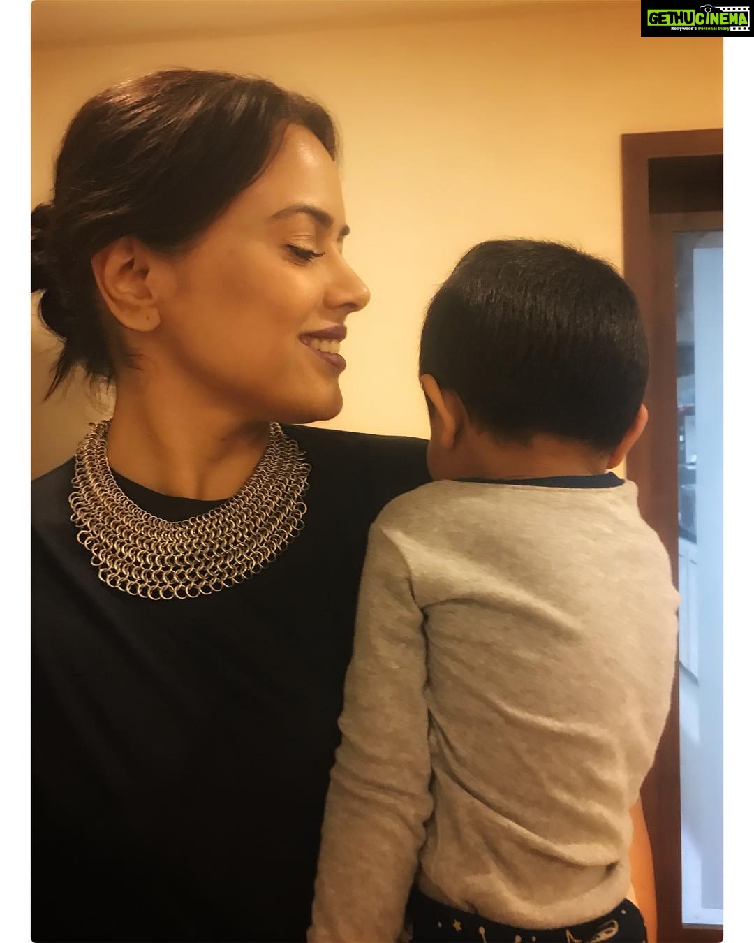 Sameera Reddy Instagram - #aboutlastnight trying to leave for the @gqindia party and Hans not very happy about it . Loved his reaction my goth look! 🤔 @zingranwon thank you for the @maccosmetics #mattelipstick Instagator @nishkalulla love the outfit. ❤️ . . . . . . . . #momsbelike #goth #mac #nishkalullalabel #darklips #lipstick #gqmagazine #black #hansvarde #sameerareddy #bollywood #mom #momlife #saturdaynight #mumbai