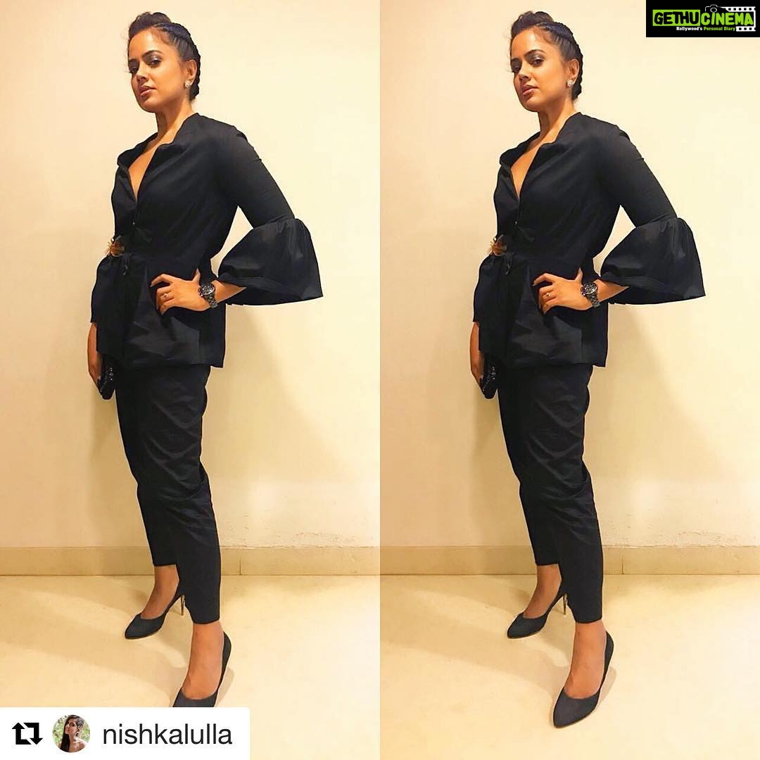 Sameera Reddy Instagram - #aboutlastnight Repost @nishkalulla (@get_repost) ć»ć»ć» Welcome back @reddysameera ! Last night in @nishkalullalabel for the @reebokwomen_india #FittoFight awards ! #nishkalullalabel #sameerareddy #lookwhosback Those braids tho ! š¤