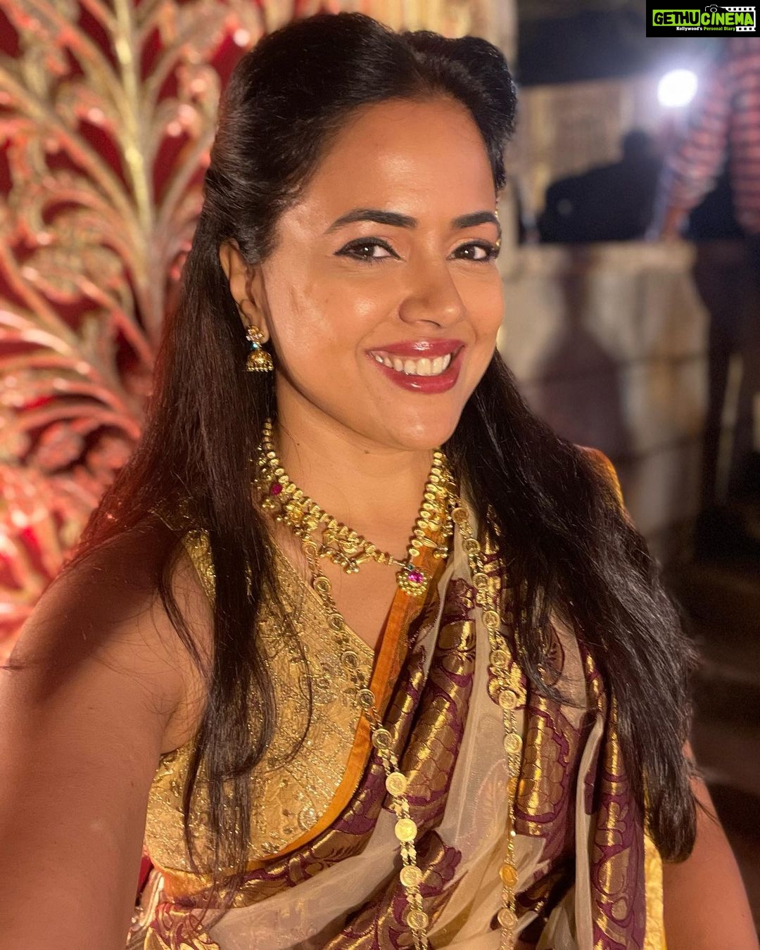 Sameera Reddy Instagram - Wearing my mother’s Laxmi chain, Akshai’s grandmother’s Kolhapuri Saaj necklace and my grandmother’s earrings🥺Feeling blessed by all the wonderful women in my life 🙏🏼❤️ #aboutlastnight