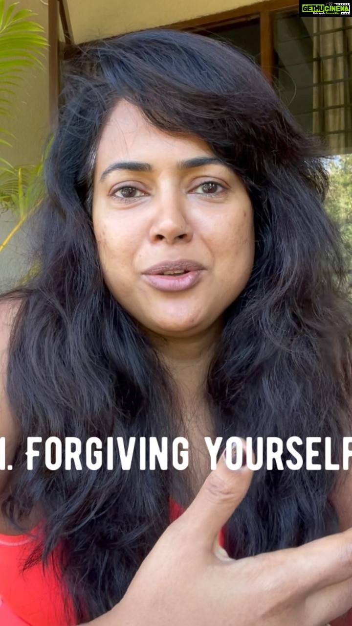Sameera Reddy Instagram - Forgiveness =❤️🩹Healing 👉🏼Body Positivity Post Partum / or body changes at any stage happen. The process of moving forward and selflove comes with compassion & kindness to others and most importantly to yourself . It is my constant learning to let go of harsh expectations because it only hurts me & brings me down . FITNESS is more than physical, It’s so much in the MIND and how we feel ❤️Its natural to break sometimes and forgiving yourself is a big part of the healing . How are you feeling about your body today?#fitnessfriday #mind #body #positive ✅