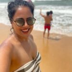 Sameera Reddy Instagram – In a world promoting fair skin, I’m most happy to bask in the golden sun to enhance my yummy indian complexion😍❤️🤪🏖 #sunnydays #weekendvibes #family #getaway 📍Goa✨