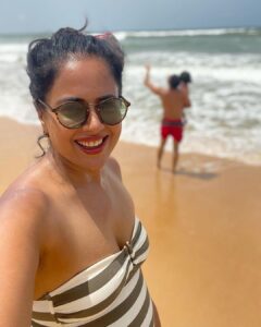 Sameera Reddy Instagram - In a world promoting fair skin, I’m most happy to bask in the golden sun to enhance my yummy indian complexion😍❤️🤪🏖 #sunnydays #weekendvibes #family #getaway 📍Goa✨