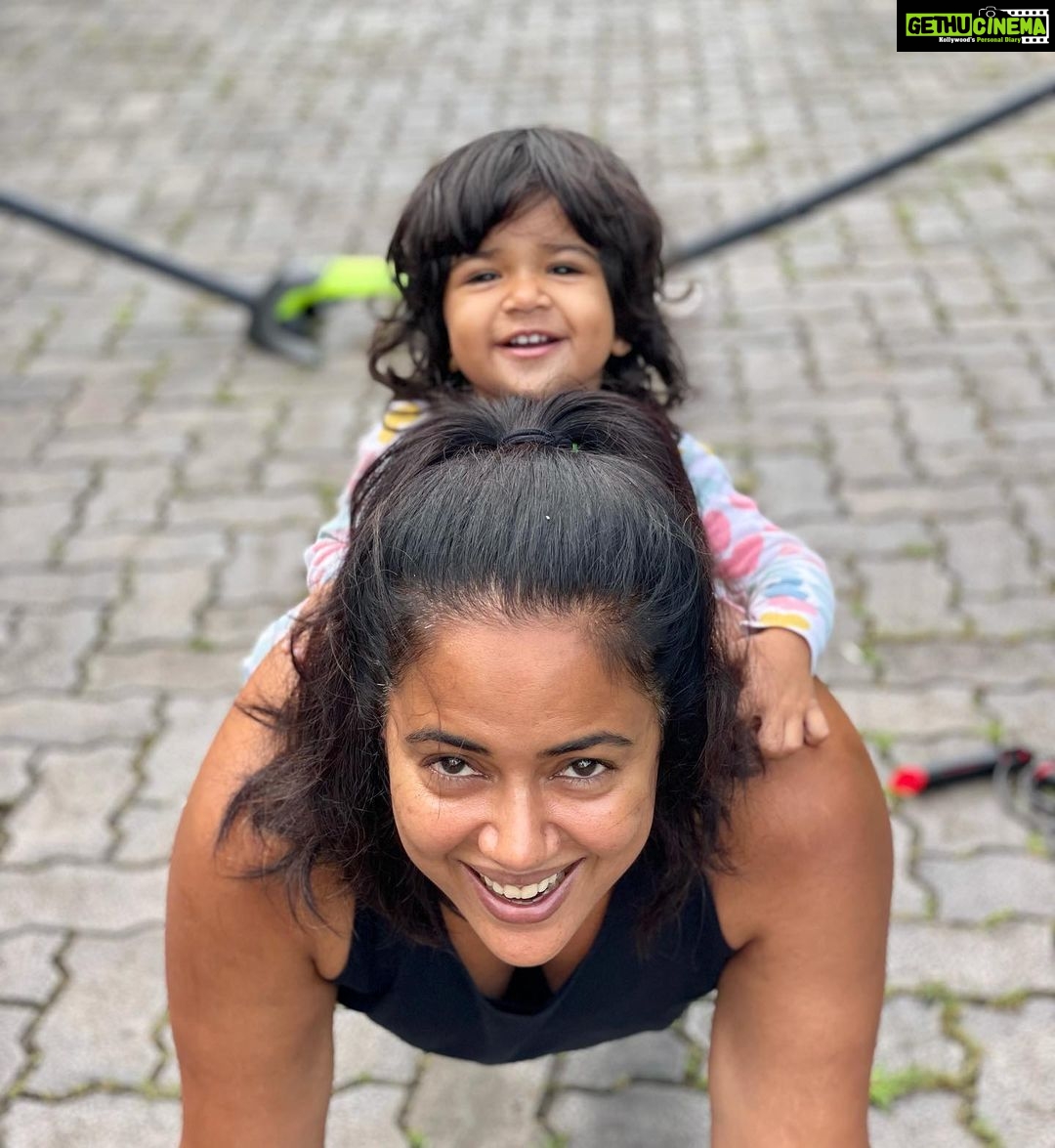 Sameera Reddy Instagram - My mama strongest💪🏼who needs weights when we have our babies to sit on us 🤣 it’s Fitness Friday and my journey continues ! Not budging form 82kg but my inches have really come down . I’m focusing a lot on my tummy which after 2 kids has become jelly central but honestly Hans and Nyra love cuddling it 😍🙃 getting fit this time round vs all the times I have lost weight before has actually been fun , motivating and not stressful and I’m so grateful for that 🙏🏼❤️ how are you peeps doing ? Status please 📝 #fitness #fitnessfriday #letsdothis 🏃🏻♀️