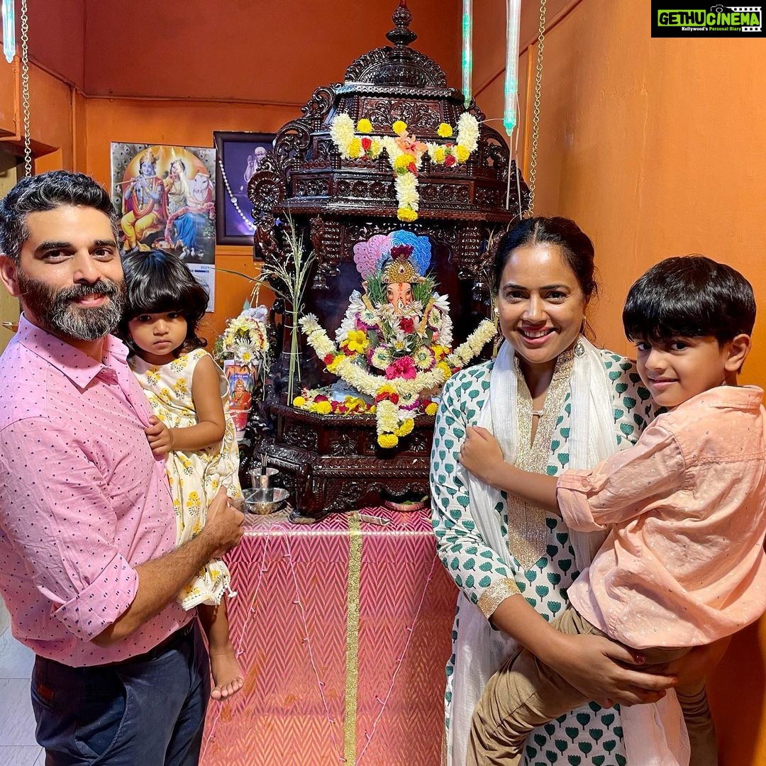 Sameera Reddy Instagram - Ganpati Bappa Morya🙏🏼seeking blessings for all✨we are so grateful to witness a beautiful puja with the Hans & Nyra. I really do pray for better times and a positive energy for all of us! Looking towards a beautiful blessed year ahead✨ @mr.vardenchi #ganpatibappamorya 🙏🏼 Goa, India