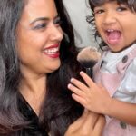 Sameera Reddy Instagram – Assistant for hire🙋🏻‍♀️Mommy Makeup be like this💄🤣😍 #messymama #naughtynyra #makeup #motherhood #moments 🧚🏽‍♀️🎉✨