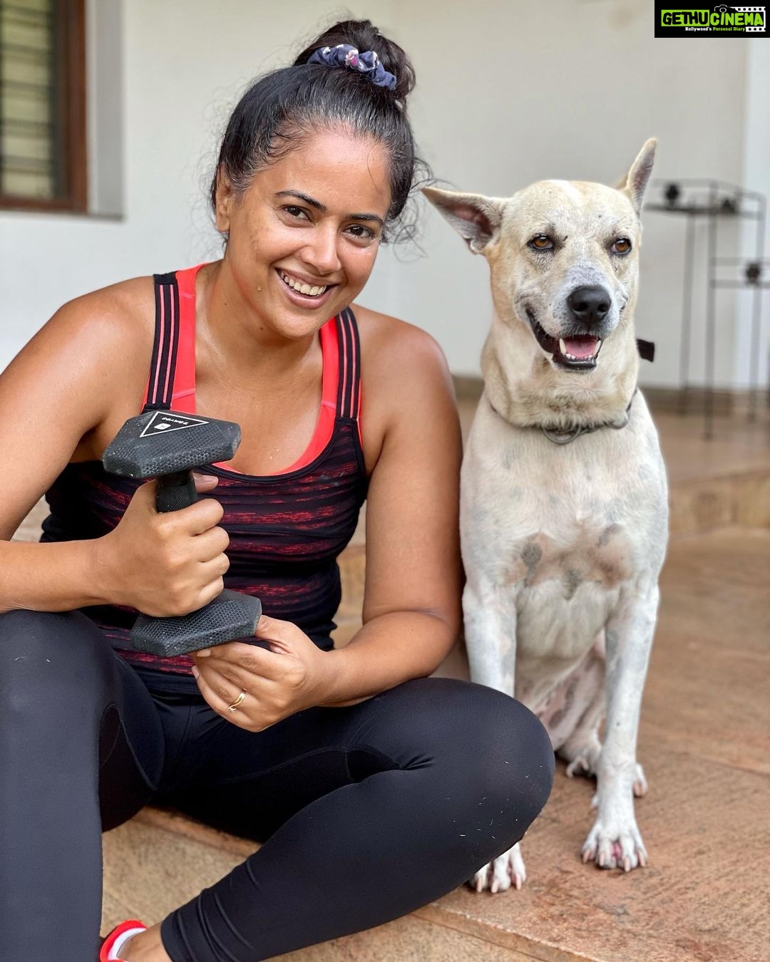 Sameera Reddy Instagram - Trainer No.1 🏆My cheer squad! Tommy or Duffy always keeping their MessyMama on track😍 I’m still hanging on at 82 kgs! It’s full power now ! No turning back and no stopping ! Skipping ! Badminton! Weight training ! Running ! Boxing 🥊 The heat is on! #fitnessfriday how are you doing with your goals ! Are you feeling motivated ??? #letsdothis 💪🏼