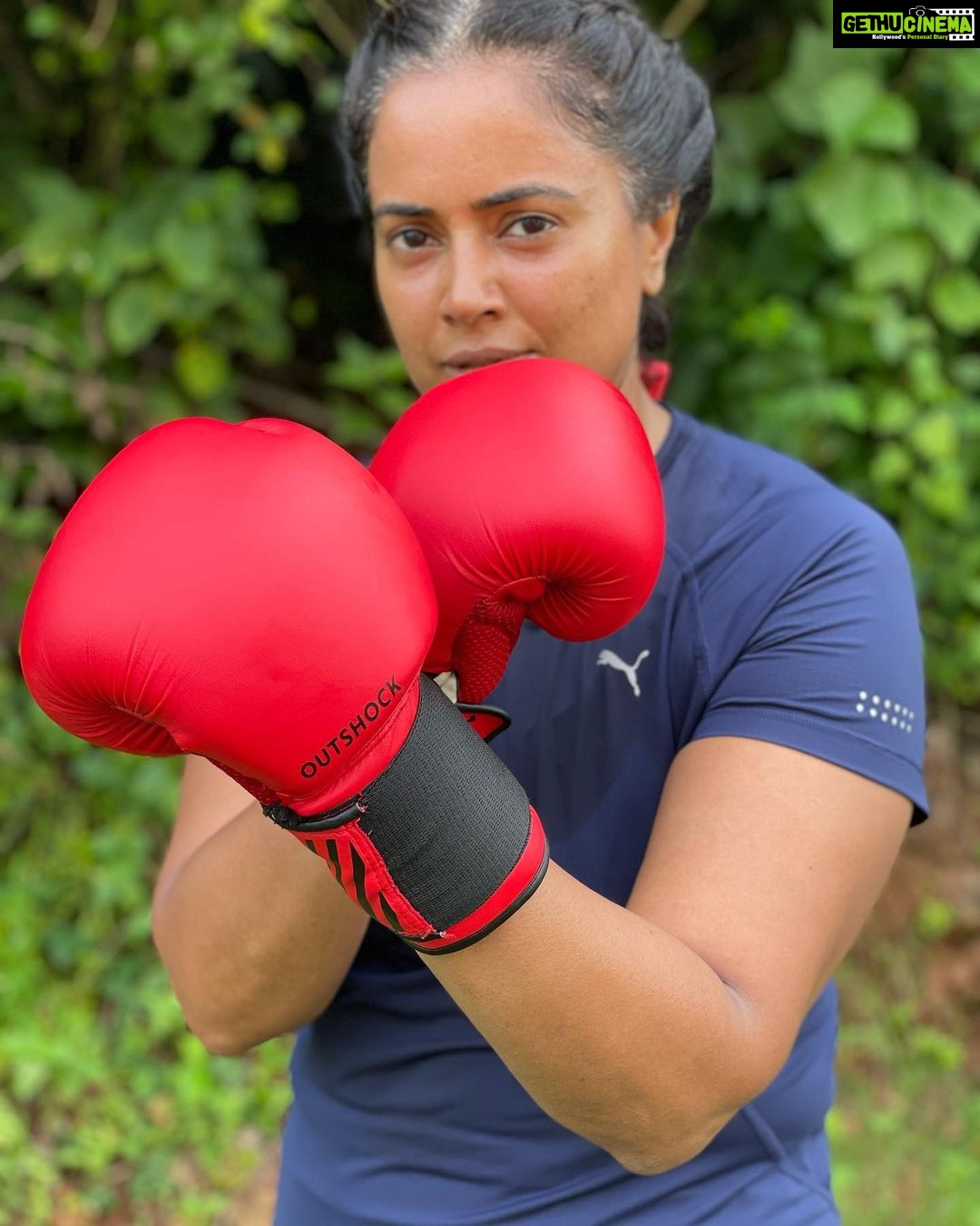 Sameera Reddy Instagram - Boxing my stress away 🥊I’ve been the same weight last 2 weeks🥴But my fitness levels are super 🏃🏻♀️I’m consistent with the workouts but not with the diet😓Diwali is around the corner and I need to up my game ! Pick something that you love doing 👉🏼 even simple stretches make you feel good ✨Yoga, dancing, running , anything ! But let’s keep moving ✅ #fitnessfriday #update #letsdothis 💪🏼