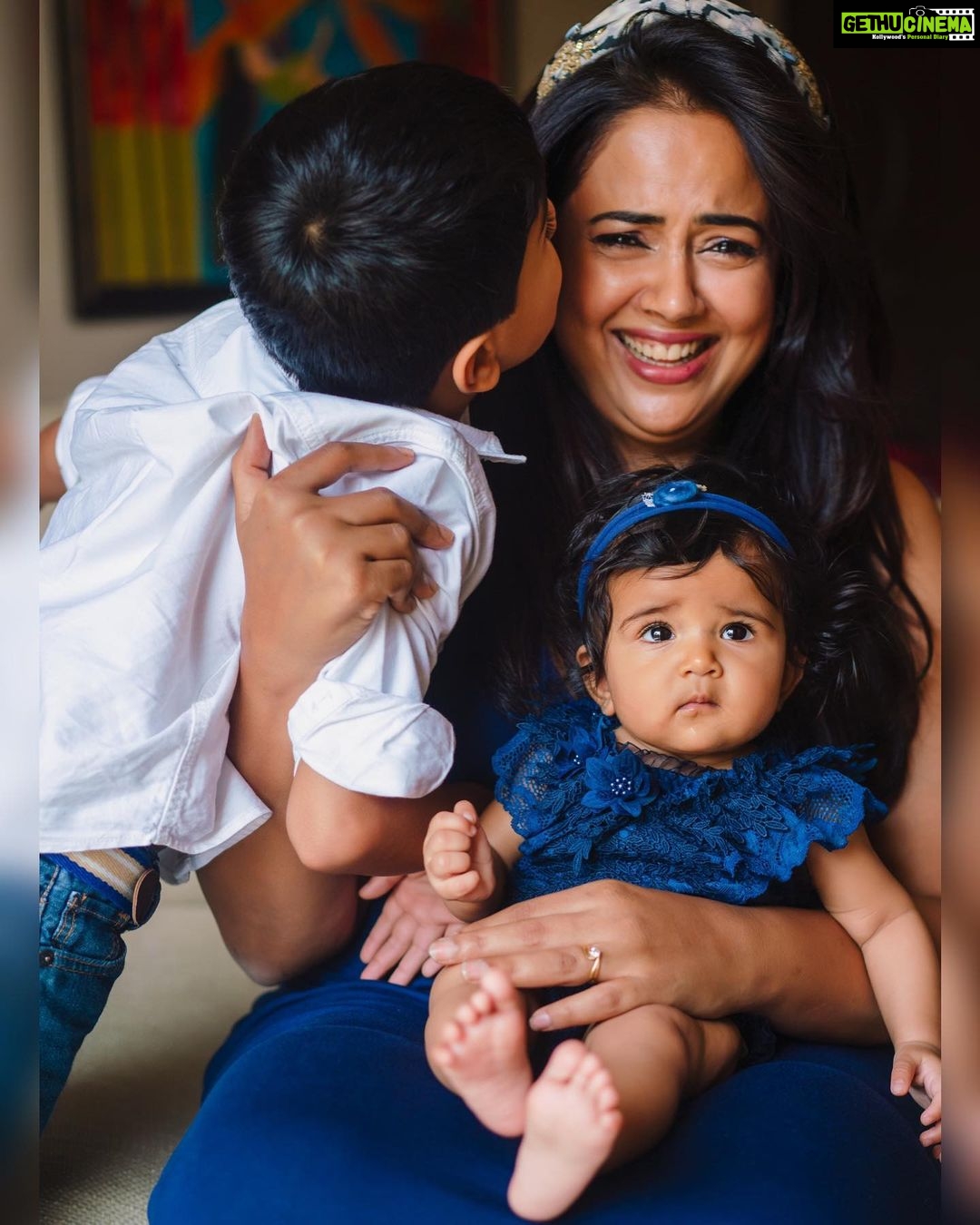 Sameera Reddy Instagram - Chubby Cheeks & Dimple(Double)Chins🤓Reminder to just enjoy our little miracles & stay focused on the good stuff✨ #motherhood #happy #throwback #moments ❤️🙏🏼 . . 📷 @mommyshotsbyamrita