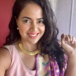 Sameera Reddy Instagram – I still don’t fit into my traditional wear so I threw this look together in 2 mins and it’s surprising how many ppl are asking me for the details 🤩 Especially about the necklace! ( it’s costume Jewellry 💃) the Dupatta is from my friend @lathasunadh hometown Uppada from Andhra Pradesh and the peach dress is @bykaveri from years ago ✨ natural quickie make up 👉🏼lip color is Urja from @mynykaa illuminating Highlighter – sunlit gold @kaybykatrina cheek tint Brick Red @justherbsindia that gave it the color pop it needed ❤️ honestly from being crazy about getting my looks perfect years ago, I now look to recycling and making what I have in my wardrobe work for the occasion😁 and that can really open up a whole new side of how you dress yourself and feel confident to feel good in anything you wear ✨
