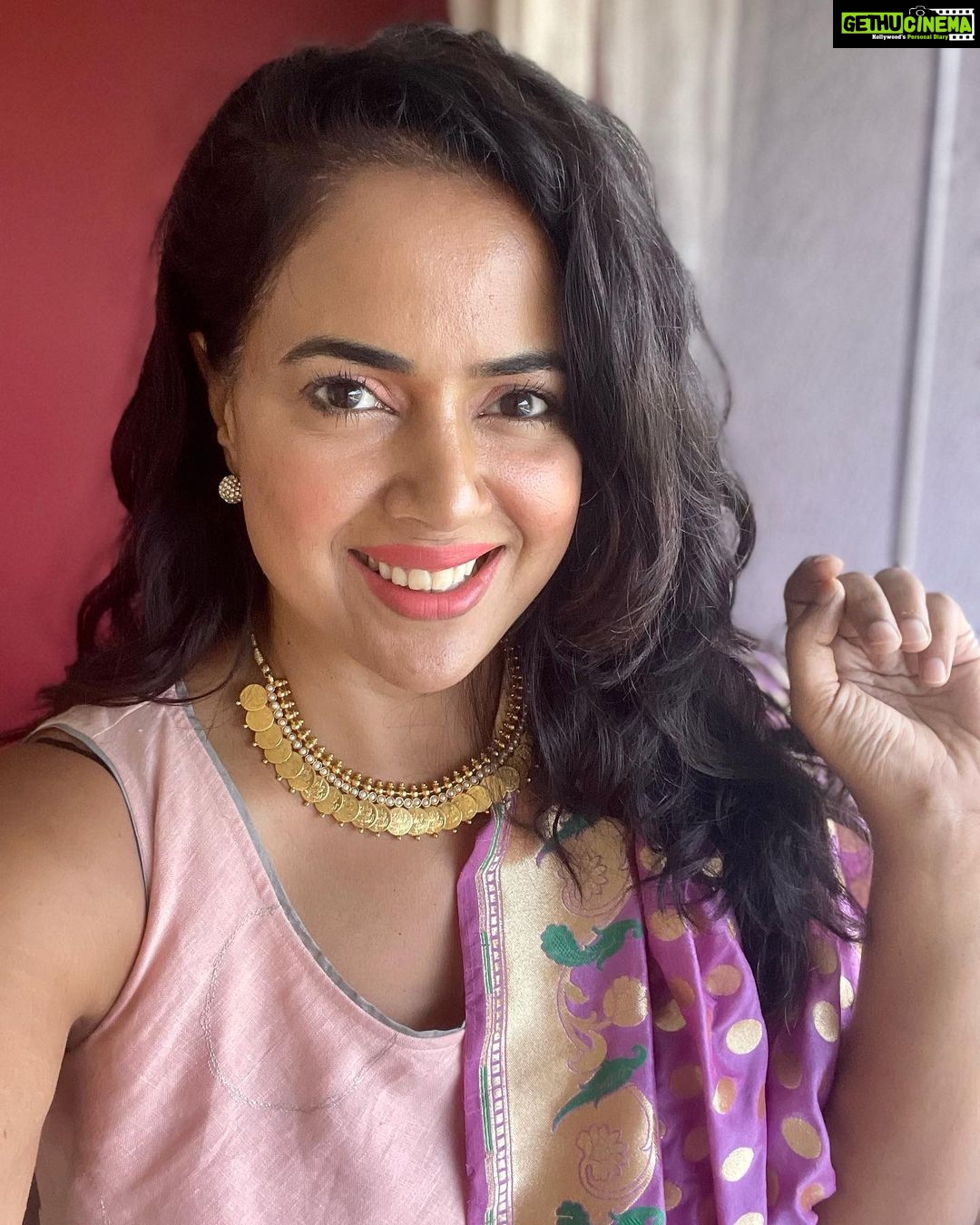 Sameera Reddy Instagram - I still don’t fit into my traditional wear so I threw this look together in 2 mins and it’s surprising how many ppl are asking me for the details 🤩 Especially about the necklace! ( it’s costume Jewellry 💃) the Dupatta is from my friend @lathasunadh hometown Uppada from Andhra Pradesh and the peach dress is @bykaveri from years ago ✨ natural quickie make up 👉🏼lip color is Urja from @mynykaa illuminating Highlighter - sunlit gold @kaybykatrina cheek tint Brick Red @justherbsindia that gave it the color pop it needed ❤️ honestly from being crazy about getting my looks perfect years ago, I now look to recycling and making what I have in my wardrobe work for the occasion😁 and that can really open up a whole new side of how you dress yourself and feel confident to feel good in anything you wear ✨
