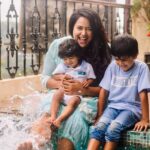 Sameera Reddy Instagram – Never forget to have fun🌞even when it’s overwhelming & testing you as a mother everyday😅These are precious days and I try and make each day count😍 #onceinalifetime #throwbackthursday #messymama #naughtynyra #happyhans #motherhood #magic ✨
.
📷 @mommyshotsbyamrita ✨