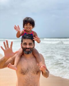 Sameera Reddy Instagram - Cartwheels & Sandcastles❤️still dreaming of the weekend but it’s back to the monday grind 💪🏼 family vacays are the bestest 🧸@mr.vardenchi #naughtynyra #happyhans #messymama #goa #mondaymotivation #dreaming #weekend #positivevibes #beach #family #staycation 🏖