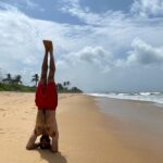 Sameera Reddy Instagram - Cartwheels & Sandcastles❤️still dreaming of the weekend but it’s back to the monday grind 💪🏼 family vacays are the bestest 🧸@mr.vardenchi #naughtynyra #happyhans #messymama #goa #mondaymotivation #dreaming #weekend #positivevibes #beach #family #staycation 🏖 Goa