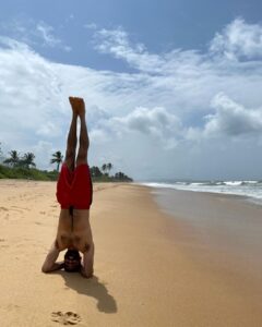 Sameera Reddy Instagram - Cartwheels & Sandcastles❤️still dreaming of the weekend but it’s back to the monday grind 💪🏼 family vacays are the bestest 🧸@mr.vardenchi #naughtynyra #happyhans #messymama #goa #mondaymotivation #dreaming #weekend #positivevibes #beach #family #staycation 🏖