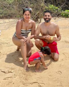Sameera Reddy Instagram - Cartwheels & Sandcastles❤️still dreaming of the weekend but it’s back to the monday grind 💪🏼 family vacays are the bestest 🧸@mr.vardenchi #naughtynyra #happyhans #messymama #goa #mondaymotivation #dreaming #weekend #positivevibes #beach #family #staycation 🏖