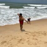 Sameera Reddy Instagram - Cartwheels & Sandcastles❤️still dreaming of the weekend but it’s back to the monday grind 💪🏼 family vacays are the bestest 🧸@mr.vardenchi #naughtynyra #happyhans #messymama #goa #mondaymotivation #dreaming #weekend #positivevibes #beach #family #staycation 🏖 Goa
