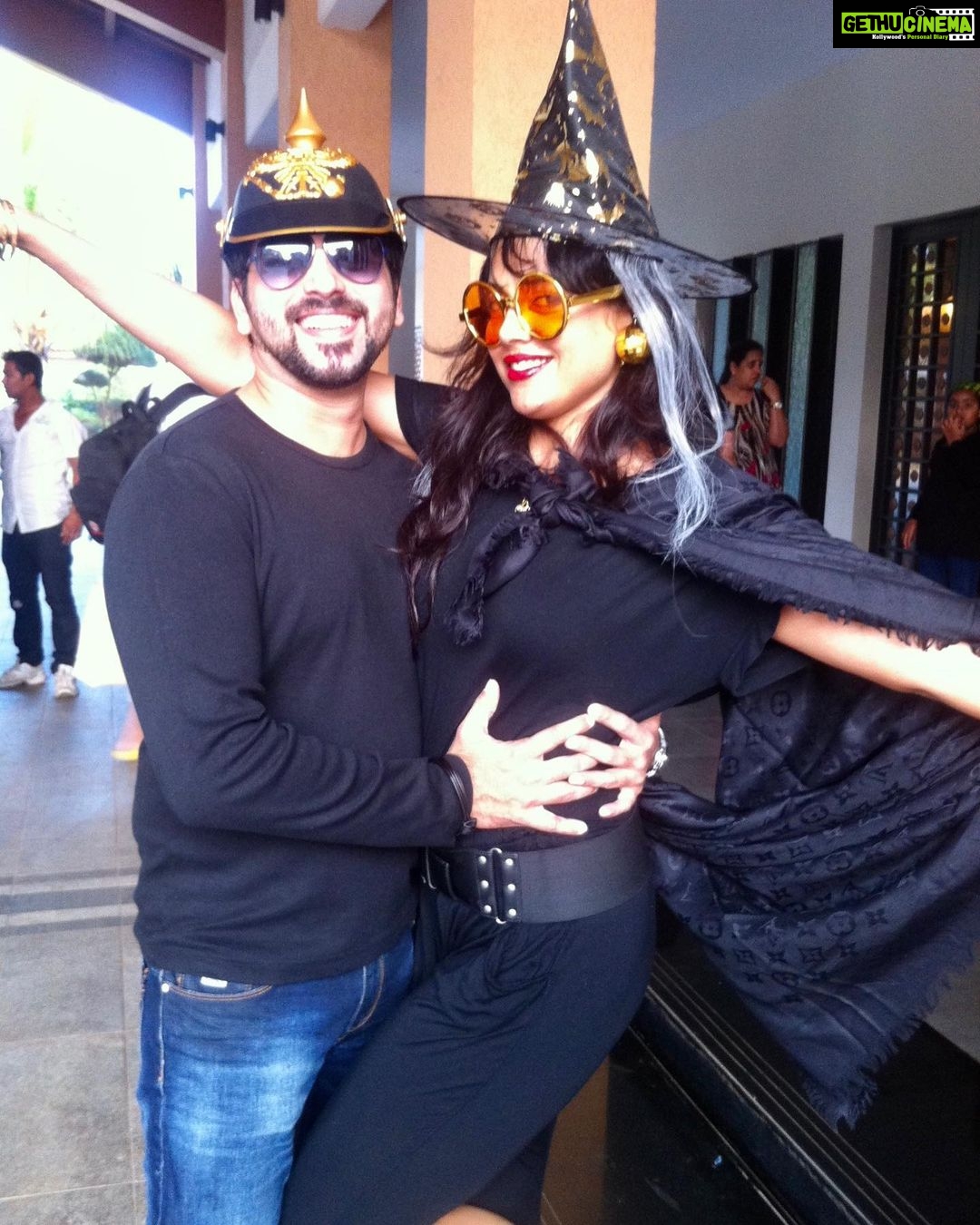 Sameera Reddy Instagram - Dating masti is magical✨ but It’s so easy to lose that feeling when you get sucked into the routine & comfort of everyday life post marriage and kids🤪This pic is from 2013 when we had to go for a costume party🎈it reminds me how Marriage is a constant work in progress .. any any stage .. you gotta keep working on it ! Gotta keep the zing on!😍Akshai and I keep reminding each other to not take things too seriously🤩 🎉🙂 #husbandandwife #boyfriendandgirlfriend #dating #marriage #balance #workinprogress 🙋🏻♀️ #messymama @mr.vardenchi #couple #throwback ❤️ #throwbackthursday