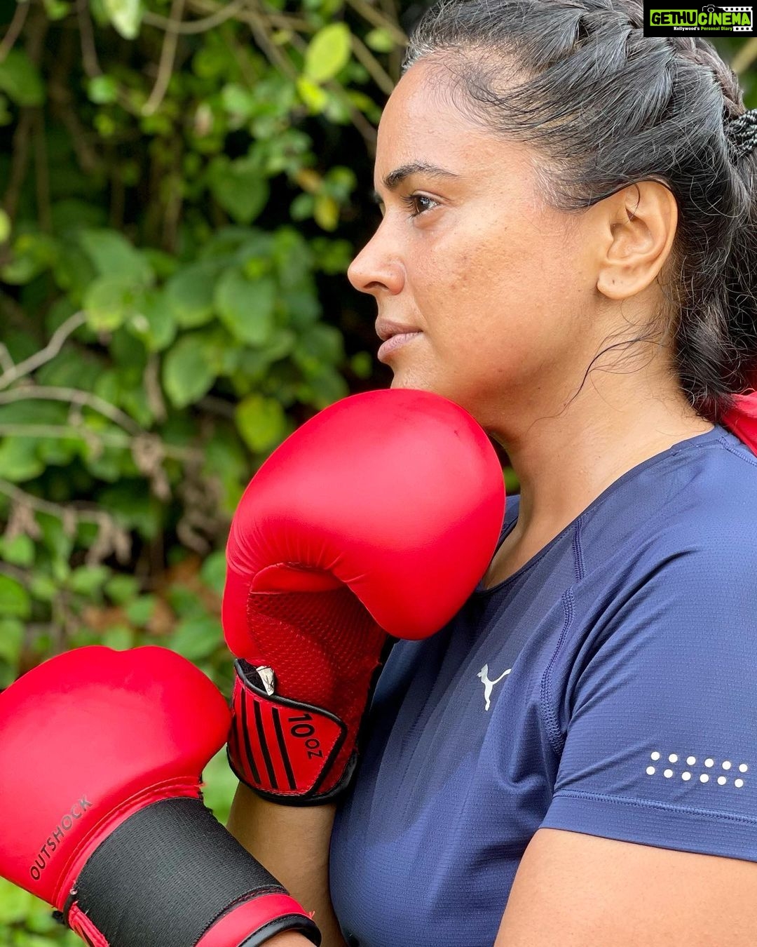 Sameera Reddy Instagram - Boxing my stress away 🥊I’ve been the same weight last 2 weeks🥴But my fitness levels are super 🏃🏻♀️I’m consistent with the workouts but not with the diet😓Diwali is around the corner and I need to up my game ! Pick something that you love doing 👉🏼 even simple stretches make you feel good ✨Yoga, dancing, running , anything ! But let’s keep moving ✅ #fitnessfriday #update #letsdothis 💪🏼
