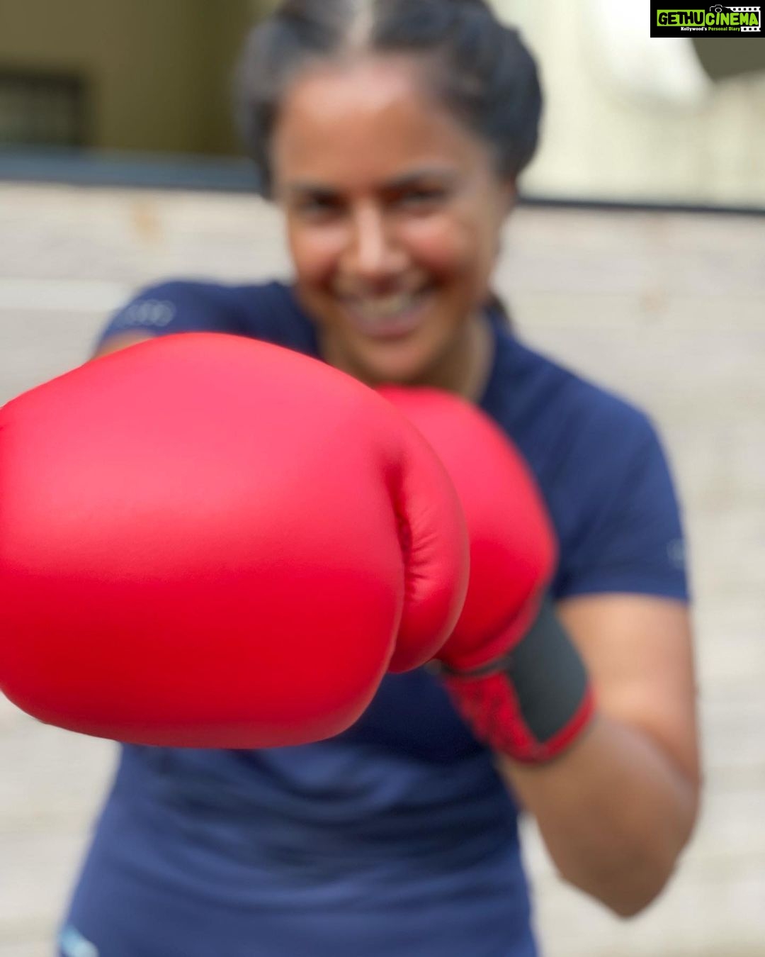 Sameera Reddy Instagram - Boxing my stress away 🥊I’ve been the same weight last 2 weeks🥴But my fitness levels are super 🏃🏻♀️I’m consistent with the workouts but not with the diet😓Diwali is around the corner and I need to up my game ! Pick something that you love doing 👉🏼 even simple stretches make you feel good ✨Yoga, dancing, running , anything ! But let’s keep moving ✅ #fitnessfriday #update #letsdothis 💪🏼