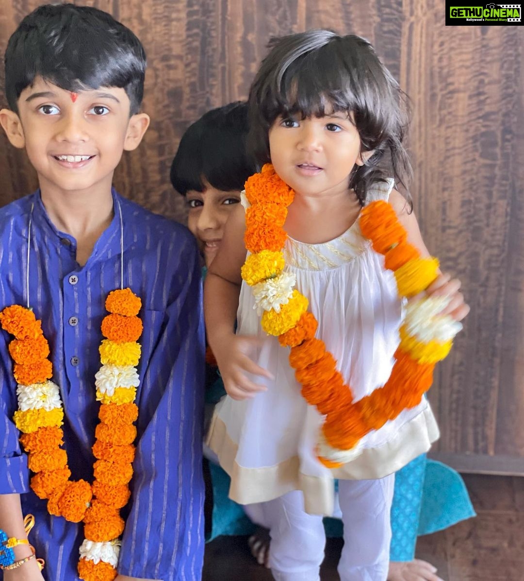 Sameera Reddy Instagram - Our little Nyra will be the tough lil sis protecting her brothers and they will do they same for her for life ❤️Siddy-Nyra -Hans! Missing Nirvaan @therealmeghanareddy @sevensush ✨We send you all our love! A very Happy Raksha Bandhan ! Lots of love & wishes @manjrivarde #messymama @diydayalishka @mr.vardenchi #happyhans #sunshinesiddy @aadiinmotion #naughtynyra ✨🪔😃 #rakshabandhan #brotherandsister #brother #sister #love #forever ❤️