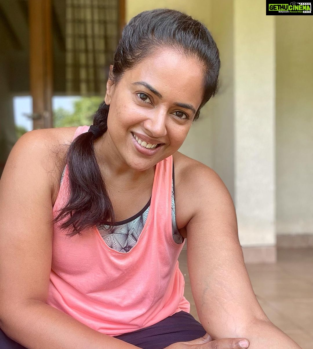 Sameera Reddy Instagram - Dear Stretch marks, I used to to fear you ,hate you ,be embarrassed by you but the day I embraced you ,wore you as my armour and loved you as my tiger stripes.. I felt more powerful than ever🔥 this fitness Friday as I go on this journey of making 2021 my year to dedicate to a healthy body I also want to celebrate the scars that come in the process 💪🏼 #bodypositivity #imperfectlyperfect #fitnessfriday #nofear #stretchmarks #tigerstripes 🐅