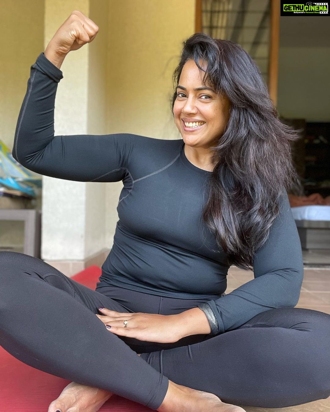 Sameera Reddy Instagram - You can achieve.You can believe .You can dream .You can manifest .You can love yourself. You can accept your self . You can empower your mind and body . You can let go of the negative and welcome new positive energy. Itβs right there for you to take and make yoursππ»ββοΈ2022 you are my year of making it happen ππ» #happynewyear #positivevibes #affirmations #letsdothis #2022 π