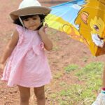 Sameera Reddy Instagram - Golden Sunshine Sunday for kite flying🪁 A picnic of sandwiches & chips! A rare treat in these monsoon days 🌞Sunday Funday Famjam #messymama #naughtynyra #happyhans @mr.vardenchi @manjrivarde @diydayalishka #sunshinesiddy 📍Hilltop Vagator Goa 🍃