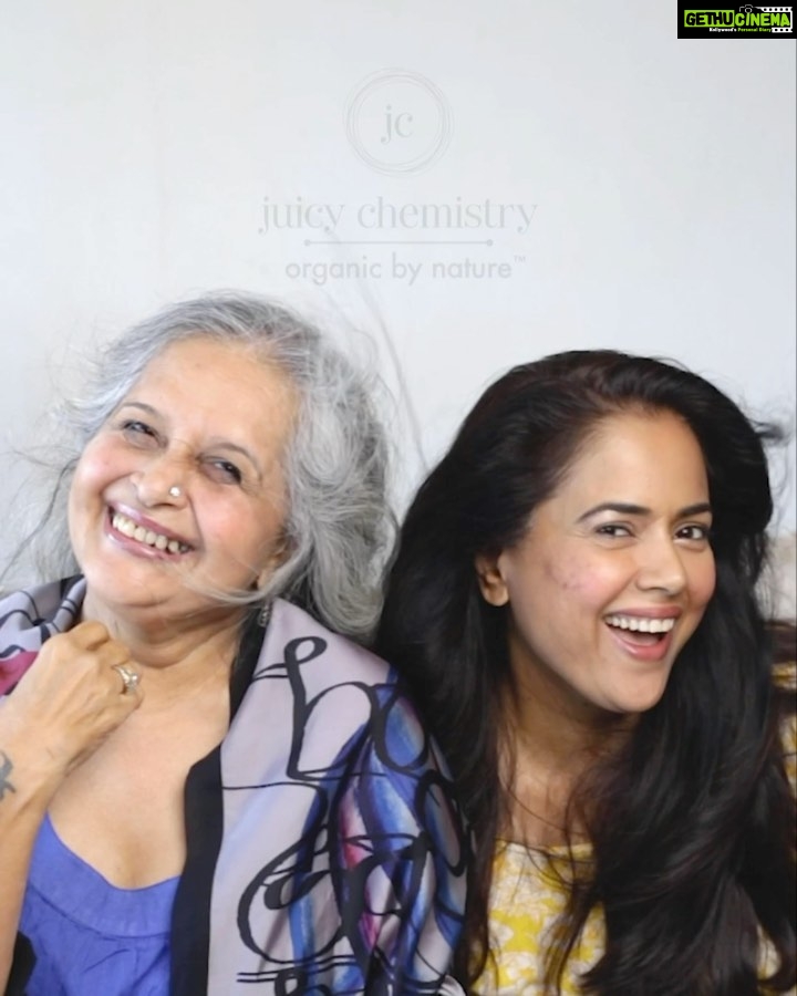 Sameera Reddy Instagram - ππΌSassy Sassu has been going nuts applying all kinds of home ingredients to pamper her pretty face But Messy Mama has come to sort her beauty regime with @juicy_chemistry ππβ€οΈ Their organic certified products are absolutely wonderful and go very well with our skincare regime at home! The ultimate GLOW UP with JUICY CHEMISTRY! βοΈ Saas Bahu Beauty Besties!! ππ #juicychemistry #madeinindia #handmade #certifiedorganic #bodycare #ecocertified #sustainable π