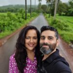 Sameera Reddy Instagram - In the mood for ❤️ #mondaymotivation #love 🥰 @mr.vardenchi #couple #selfie #rainydays ☔️ Goa, India