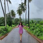 Sameera Reddy Instagram - ✅ Model Pose on Hollywood Street 👍🏻 Goa Tourist Spot Fav😃 I’ve been dying to jump out and take one myself 😆 finally did it 💃 #sundayfunday 📷 @mr.vardenchi 📍Goa #weekendvibes #momlife #rainyday #funday ☔️