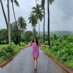 Sameera Reddy Instagram – ✅ Model Pose on Hollywood Street 👍🏻 Goa Tourist Spot Fav😃 I’ve been dying to jump out and take one myself 😆 finally did it 💃 #sundayfunday 📷 @mr.vardenchi
📍Goa #weekendvibes #momlife #rainyday #funday ☔️