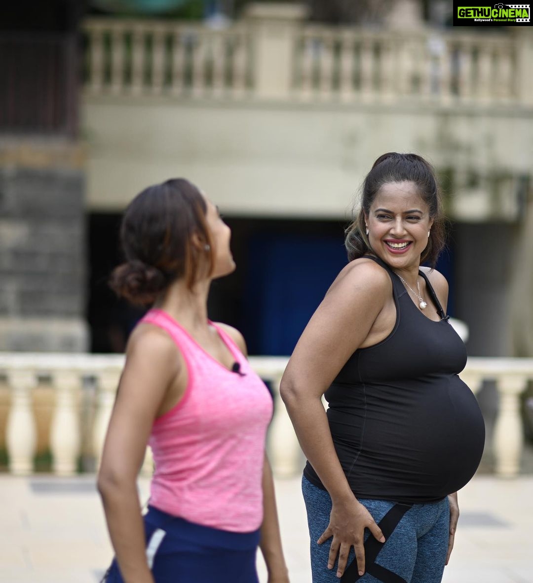 Sameera Reddy Instagram - I can’t tell you how much I enjoyed being big and beautiful right till I gave birth😍The day before Nyra was born I shot this ad and I remember having so much energy with my pregnant belly💃To all the preggy mamas who feel the body changes and the hormones , don’t forget that it’s the most special time of your life and you have to try and enjoy it ! @vidushiarora @viihal @makeupbypam_pinky @kadambariyoga @thewedwiz #throwbackthursday #2yrsago #shootlife #pregnant #throwback