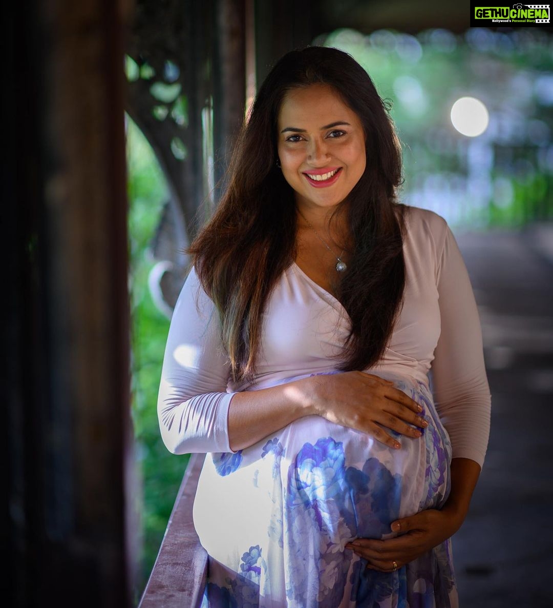Sameera Reddy Instagram - I can’t tell you how much I enjoyed being big and beautiful right till I gave birth😍The day before Nyra was born I shot this ad and I remember having so much energy with my pregnant belly💃To all the preggy mamas who feel the body changes and the hormones , don’t forget that it’s the most special time of your life and you have to try and enjoy it ! @vidushiarora @viihal @makeupbypam_pinky @kadambariyoga @thewedwiz #throwbackthursday #2yrsago #shootlife #pregnant #throwback