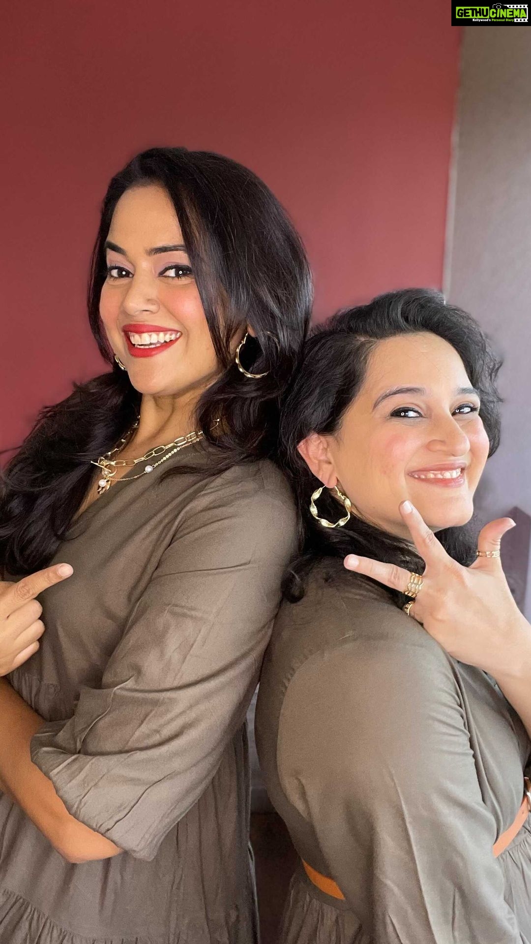 Sameera Reddy Instagram - Me and my sis in law @diydayalishka make twinning a Sunday Funday in an oh-so-pretty olive green dress by LOV @westsidestores ❤️we had a blast making this fun video! Fashion and make up has to be easy peasy lemon squeezy 😍 . . . . . #WestsideStores #WomenOfWestside #WomenWeLove #Twinning #LOVByWestside #LunaBluByWestside #StudiowestByWestside #twinningwinning #sundaytwinning #twinstagr #sisters #family #fashion #matchymatchy #Dress #Staysafe #Maskup #Safetyfirst #Instagood #art #beautiful #happy #atataenterprise