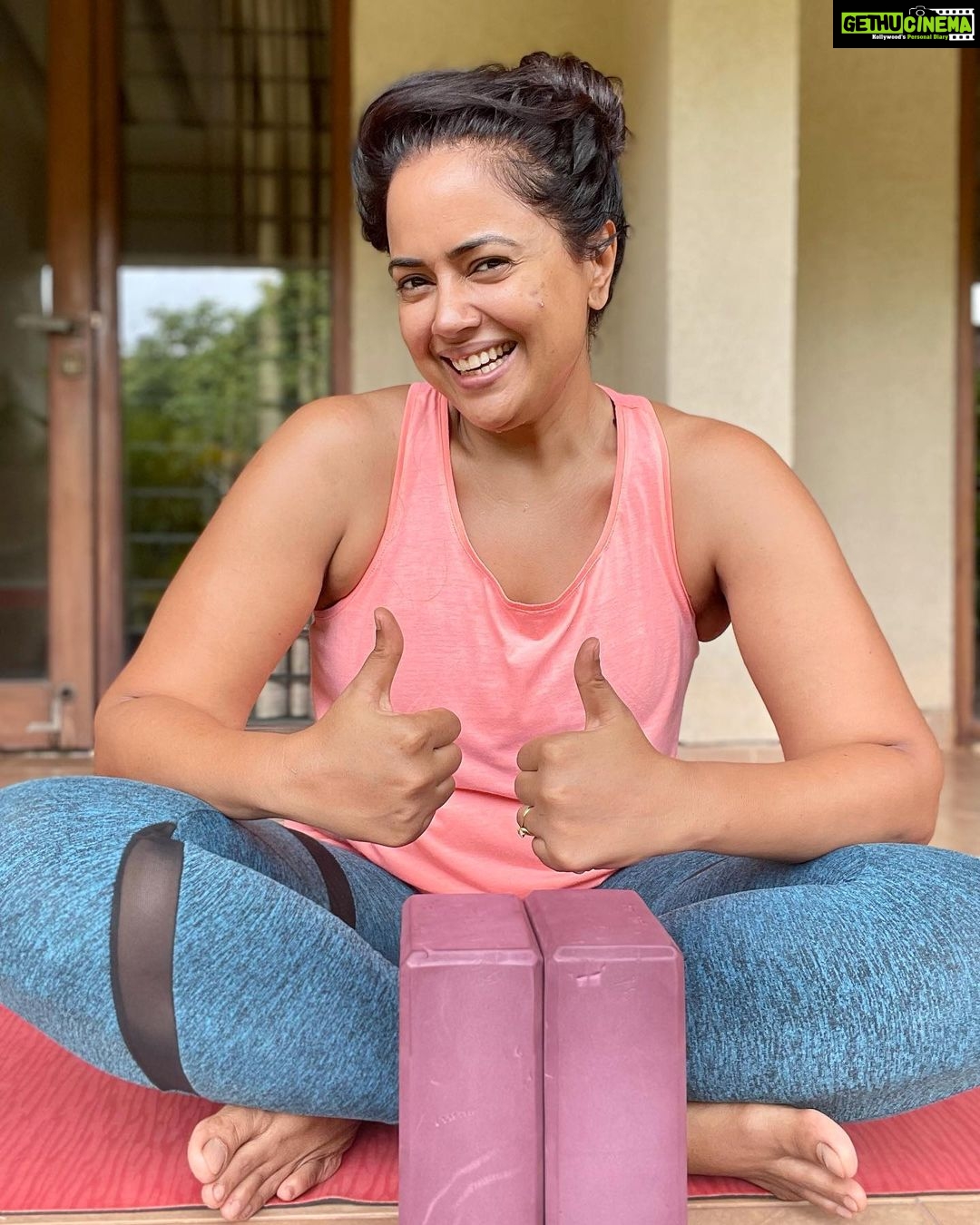 Sameera Reddy Instagram - 2020 was letting go and 2021 is about regaining control over my fitness goals ππ» I just finished an hour of yoga with @yogabypramila π
I wonder if everyone else in the online class is sweating and panting as much as I am π itβs #fitnessfriday and Iβm on a mission ! ! 84.9 kg and i am on my way to 75 kg β
Iβm thrilled with the so many people writing in on how they feel energised with our Friday motivation ! Itβs a group effort and we can do it πͺπΌhowβs it going people π #fitnessmotivation #letsdothis β€οΈ