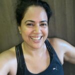 Sameera Reddy Instagram – Post badminton glow ! #nofilterneeded sweat it out girl 😁💪🏼 #fitnessjourney #messymama #dontgiveup 🏃🏻‍♀️