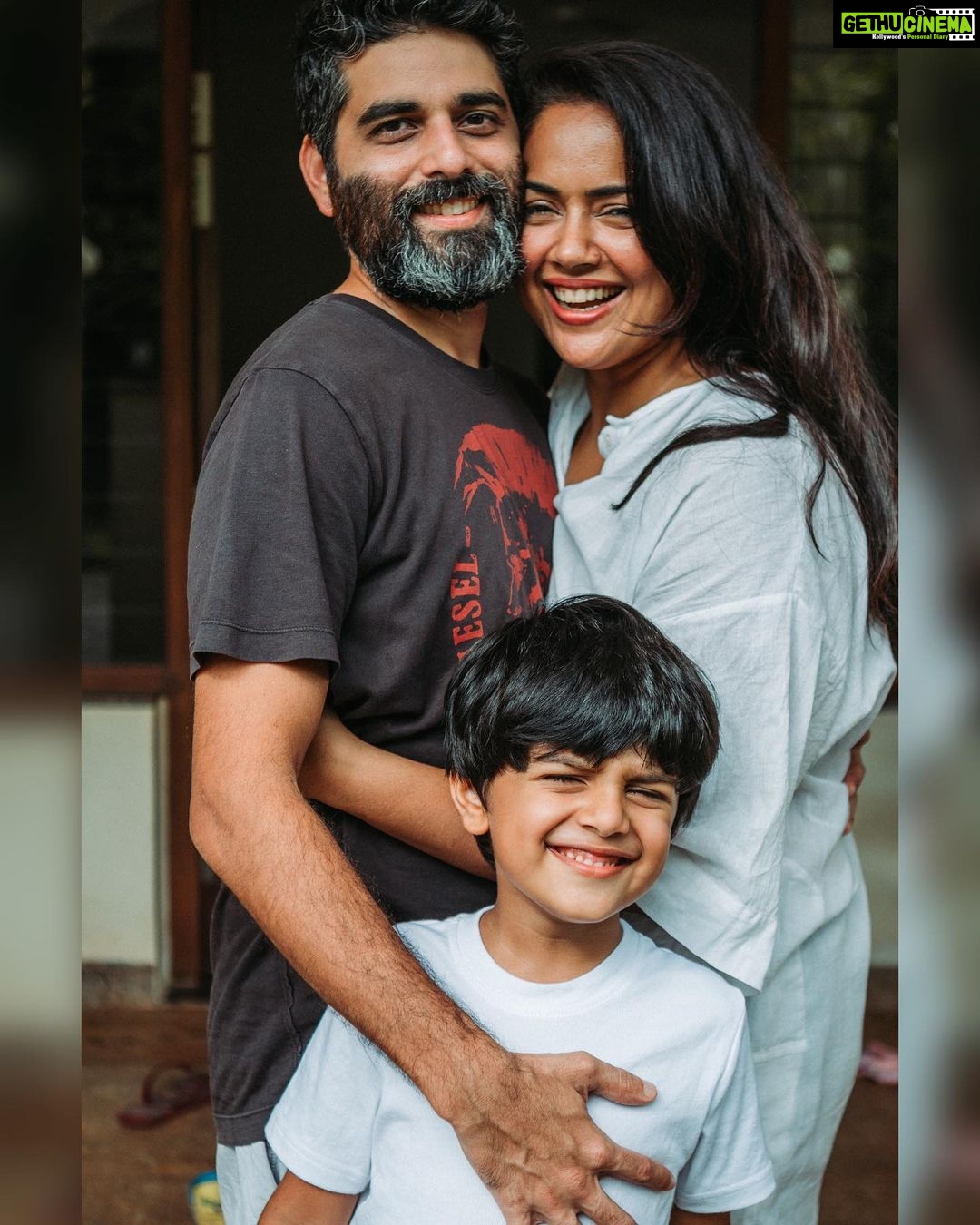 Sameera Reddy Instagram - Working on Hans & Nyra’s relationship has been such a priority for us. We take time to make Hans feel special esp because of the attention that gets showered on Nyra . Even though he is patient and quite understanding we never take it for granted . No one can really teach you what’s the right way to parent. It’s about being conscious everyday with the little things . To try and make it equal . To understand the reactions of your child and to figure where they stem from. It’s not easy but the simple things makes a big difference ❤️ #firstborn #happyhans #messymama @mr.vardenchi #imperfectlyperfect #parenting 🎈 📷 @pratidhani