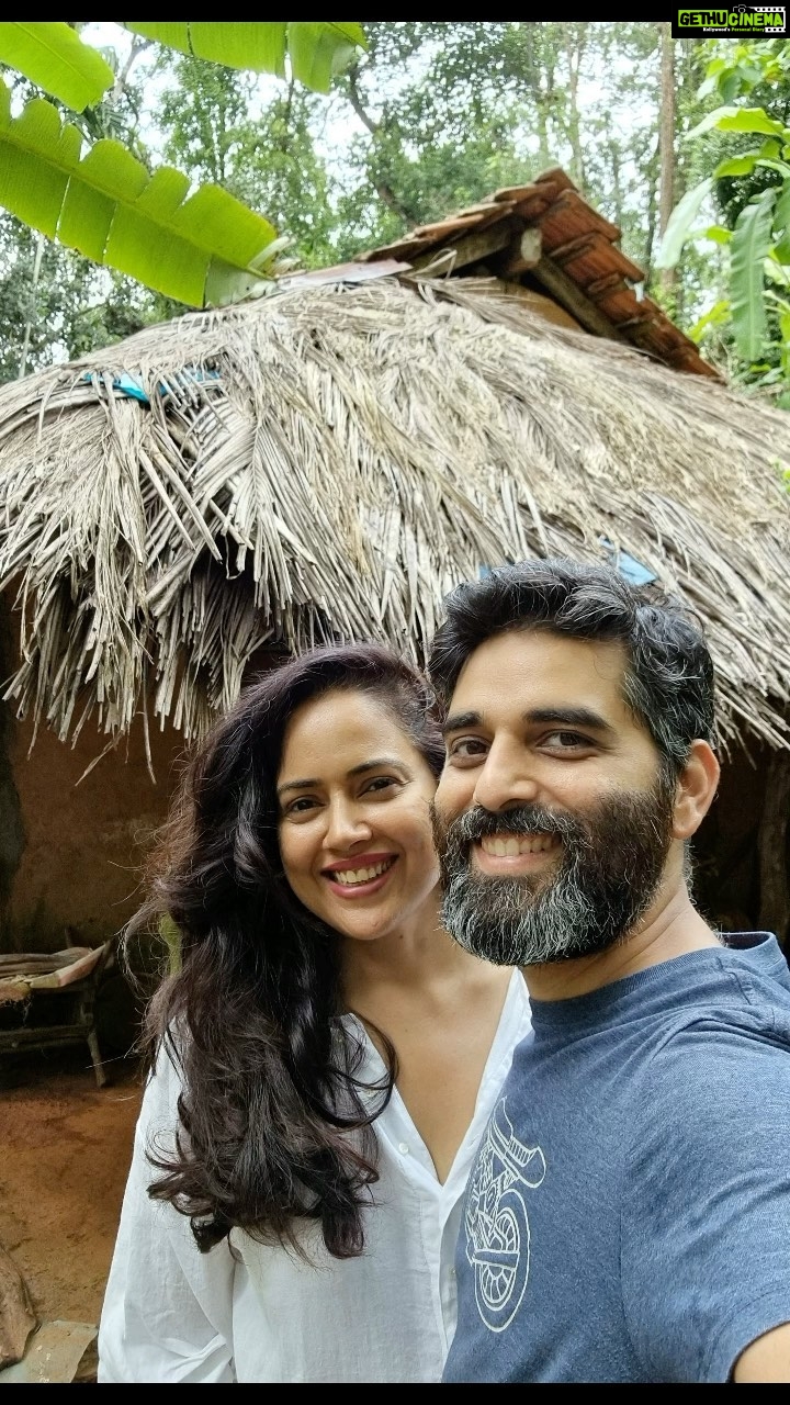 Sameera Reddy Instagram - A taste of nature can be super refreshing 🍃 but I found out that no way can I swing from a tree🤣 fresh nutmeg, Cacao beans, intoxicating all spice leaves, cinnamon bark off the tree , huge ant hills 🐜 this is the reason i moved to Goa. To have the kids experience this ❤️Gratitude for the simple pleasures 🌳 #family #fun #messymama @mr.vardenchi #happyhans #naughtynyra @manjrivarde @diydayalishka @leeelobo #nature #plantation #goa @savoiplantation #funwithkids #weekend #stories #naturegram 🍃