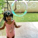 Sameera Reddy Instagram – Wishing you a weekend of bubbles and smiles😃 a reminder to think of something that makes you happy 🌟#naughtynyra #weekend #mood #messymama #momlife ❤️