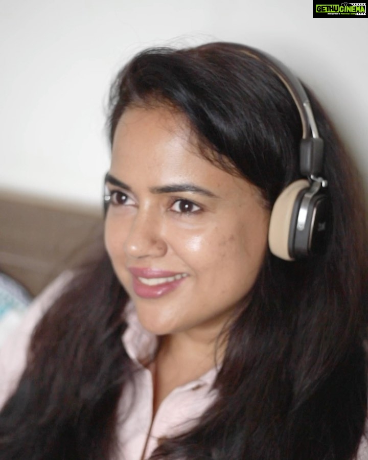 Sameera Reddy Instagram - Do you love reading!? Well I do and the @storytel.in is amazing app where I get to read my favourite books in my cosy space ! and what’s great is that I can even read it offline ! It has over 2 lac audiobooks and e-books to choose from with a variety of genres ! So go on people ! Happy listening 🎧 to you !! ❤️📕 👉🏼Use my exclusive discount code : http://mooimoments.in/campaigns/mom anybody who signs up via this link gets 90days of subscription at just Rs. 297, which otherwise is for Rs. 747 🤩