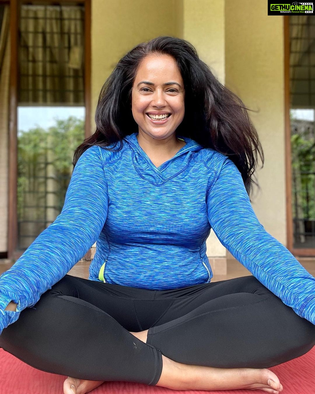 Sameera Reddy Instagram - Major breakthrough this week ! I’ve had a significant drop in weight and my luscious rolls are finally coming down ! #fitnessfriday is my happy reminder for you and me to keep going and not give up ! I’m 86.9 kg and even more determined to get to my goal of 75 kg and being able to just get to my optimum stamina 💃 still enjoying where I am at now without feeling down but more importantly feeling charged ⚡️ my intermittent fasting is back on track and my yoga is helping me with my mental and physical balance ( much needed) I’ve really had to hold back on sweet !! Super hard but I see the difference! how is it going for you ? 🌈 #fitnessmotivation #bodypositive #imperfectlyperfect #letsdothis 💪🏼