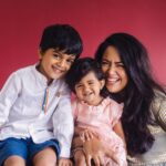 Sameera Reddy Instagram - Everyday you give me reasons to smile 😍❤️ #naughtynyra #happyhans #messymama #momlife #motherhood #portraitphotography #family 🌟 . 📷 @mommyshotsbyamrita Goa, India