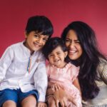 Sameera Reddy Instagram – Everyday you give me reasons to smile 😍❤️ #naughtynyra #happyhans #messymama #momlife #motherhood #portraitphotography #family 🌟
. 📷 @mommyshotsbyamrita Goa, India