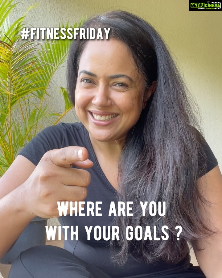 Sameera Reddy Instagram - I’ve been feeling so demotivated to focus on my own workouts and I can’t tell you how it helps me to have to confess where I’m at every #fitnessfriday to you ! Can’t run or hide 🤪 but that’s a good thing ! To make it to my Diwali goal I need to really get cracking . I’ve been playing badminton and doing yoga . Started light weights for my arms ! But thru it all I’m feeling good and that’s what I’m happy about ! Need to just get more focused ! #fitnessmotivation #letsdothis 🎉